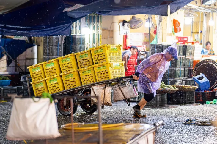 Những người phụ nữ không ngủ ở chợ Long Biên - Ảnh 11. Những người phụ nữ không ngủ ở chợ Long Biên - Ảnh 11.