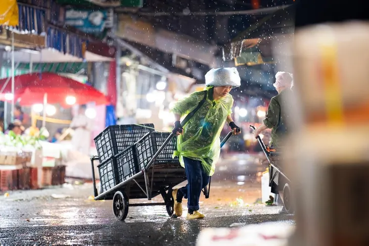 Những người phụ nữ không ngủ ở chợ Long Biên - Ảnh 10. Những người phụ nữ không ngủ ở chợ Long Biên - Ảnh 10.
