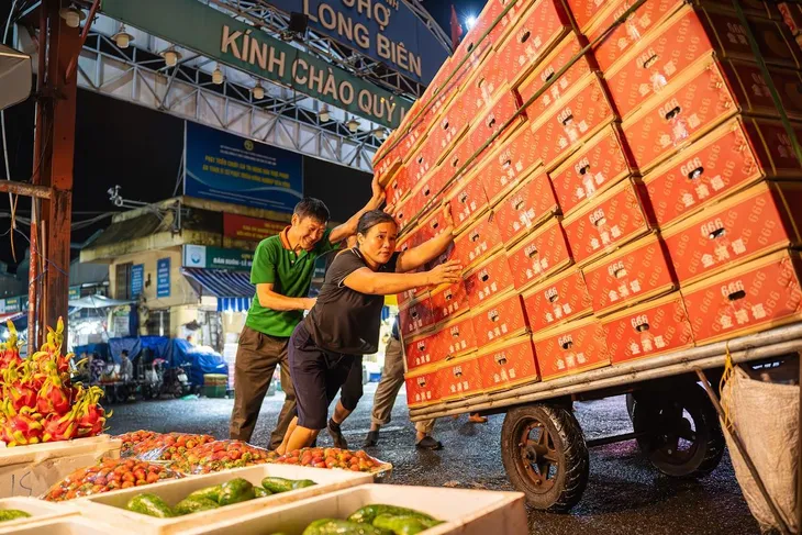 Những người phụ nữ không ngủ ở chợ Long Biên - Ảnh 1. Những người phụ nữ không ngủ ở chợ Long Biên - Ảnh 1.