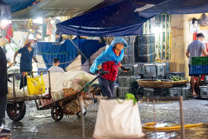 Những người phụ nữ không ngủ ở chợ Long Biên - Ảnh 9. Những người phụ nữ không ngủ ở chợ Long Biên - Ảnh 9.
