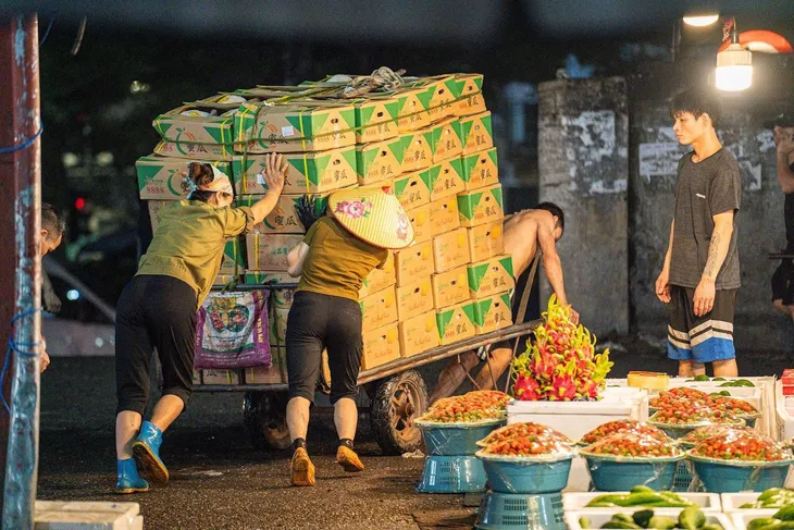 Những người phụ nữ không ngủ ở chợ Long Biên - Ảnh 2. Những người phụ nữ không ngủ ở chợ Long Biên - Ảnh 2.