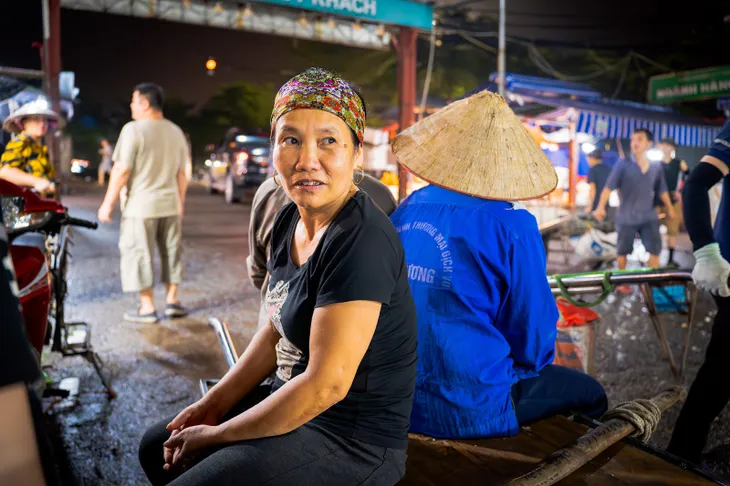 Những người phụ nữ không ngủ ở chợ Long Biên - Ảnh 7. Những người phụ nữ không ngủ ở chợ Long Biên - Ảnh 7.