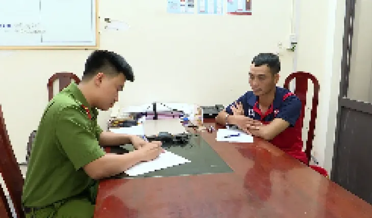 Quảng Ninh: Bắt giữ đối tượng cướp giật đồ của khách du lịch người nước ngoài - Ảnh 2. Quảng Ninh: Bắt giữ đối tượng cướp giật đồ của khách du lịch người nước ngoài - Ảnh 2.