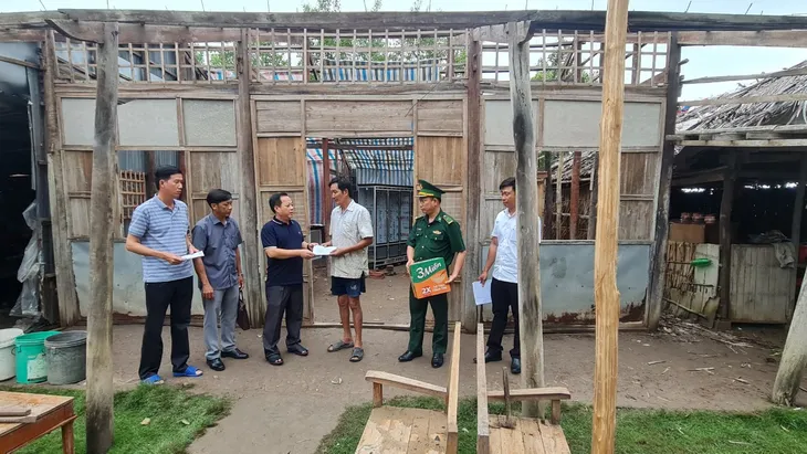 Huyện U Minh (Cà Mau) dông lốc làm tốc mái nhà dân - Ảnh 2. Huyện U Minh (Cà Mau) dông lốc làm tốc mái nhà dân - Ảnh 2.