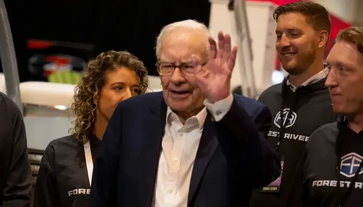 Bán tháo cổ phiếu của Apple, Bank of America, Warren Buffett sở hữu một núi tiền mặt - Ảnh 1. Bán tháo cổ phiếu của Apple, Bank of America, Warren Buffett sở hữu một núi tiền mặt - Ảnh 1.