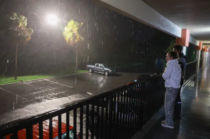 Debby mạnh lên thành bão cấp 1 trước khi đổ bộ vào Florida - Ảnh 1. Debby mạnh lên thành bão cấp 1 trước khi đổ bộ vào Florida - Ảnh 1.