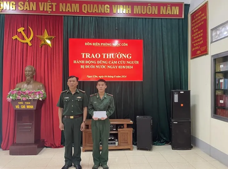 Chiến sĩ biên phòng dũng cảm cứu bé gái 13 tuổi bị lũ cuốn - Ảnh 2. Chiến sĩ biên phòng dũng cảm cứu bé gái 13 tuổi bị lũ cuốn - Ảnh 2.