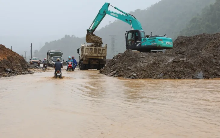 Điện Biên nỗ lực khắc phục giao thông sau mưa lũ - Ảnh 1. Điện Biên nỗ lực khắc phục giao thông sau mưa lũ - Ảnh 1.