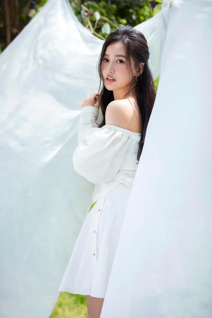 Hoa hậu Mai Phương Thúy đón tuổi mới, Thanh Hương khoe vai trần quyến rũ - Ảnh 1. Hoa hậu Mai Phương Thúy đón tuổi mới, Thanh Hương khoe vai trần quyến rũ - Ảnh 1.