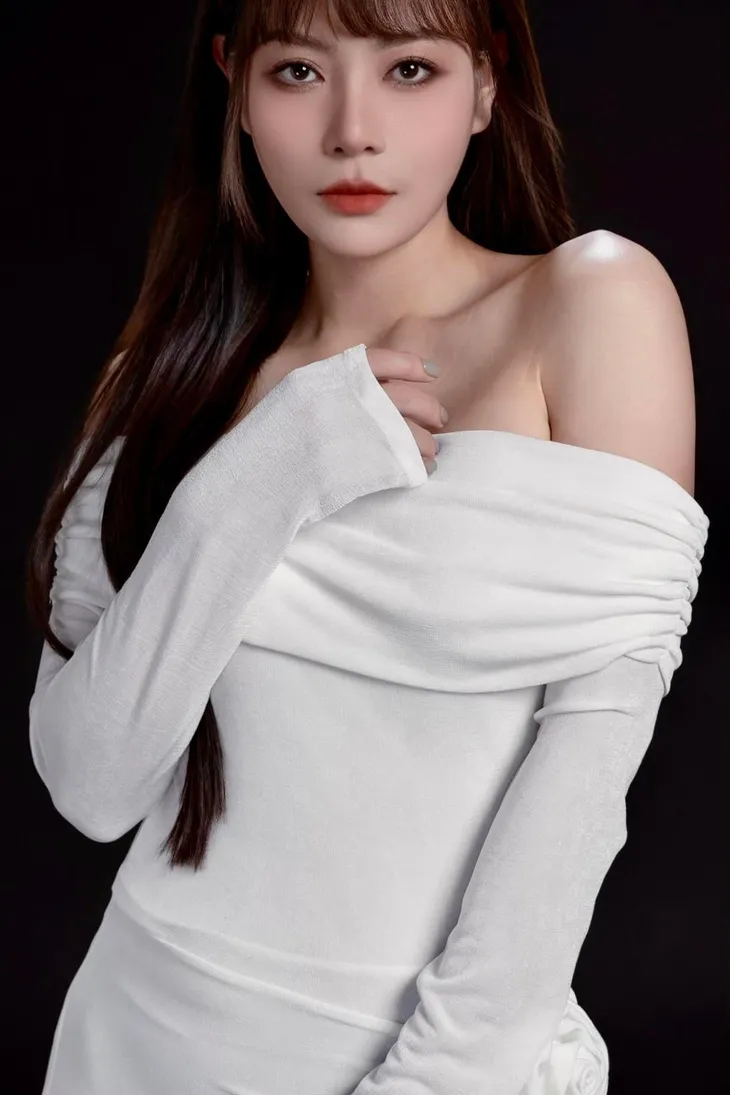 Hoa hậu Mai Phương Thúy đón tuổi mới, Thanh Hương khoe vai trần quyến rũ - Ảnh 2. Hoa hậu Mai Phương Thúy đón tuổi mới, Thanh Hương khoe vai trần quyến rũ - Ảnh 2.