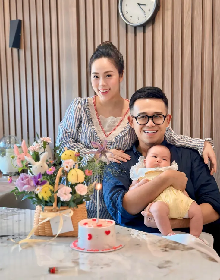 Hoa hậu Mai Phương Thúy đón tuổi mới, Thanh Hương khoe vai trần quyến rũ - Ảnh 8. Hoa hậu Mai Phương Thúy đón tuổi mới, Thanh Hương khoe vai trần quyến rũ - Ảnh 8.