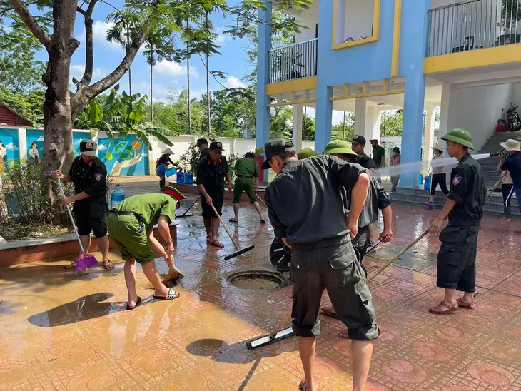 Hà Nội: Nước rút tại rốn lũ Nam Phương Tiến, người dân tổng vệ sinh môi trường - Ảnh 10. Hà Nội: Nước rút tại rốn lũ Nam Phương Tiến, người dân tổng vệ sinh môi trường - Ảnh 10.