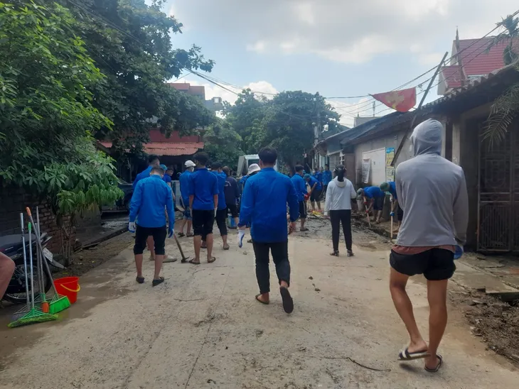 Hà Nội: Nước rút tại rốn lũ Nam Phương Tiến, người dân tổng vệ sinh môi trường - Ảnh 8. Hà Nội: Nước rút tại rốn lũ Nam Phương Tiến, người dân tổng vệ sinh môi trường - Ảnh 8.