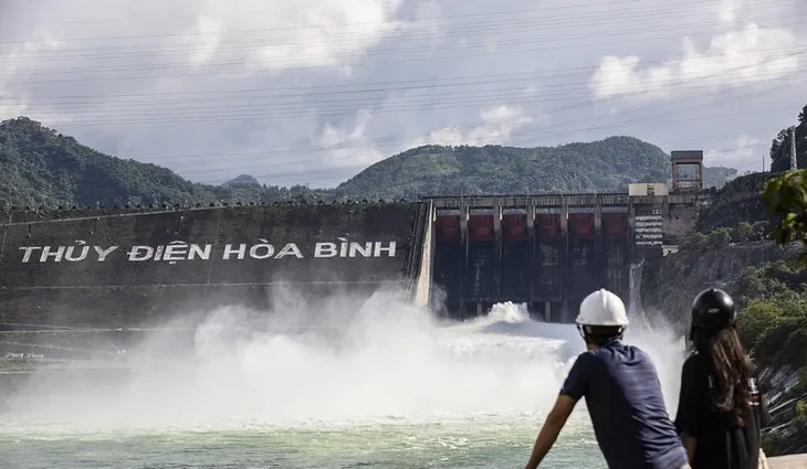 Các hồ thủy điện đồng loạt xả lũ: Cần tính toán kỹ lưỡng - Ảnh 1. Các hồ thủy điện đồng loạt xả lũ: Cần tính toán kỹ lưỡng - Ảnh 1.
