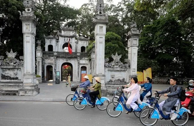 Xây dựng văn hóa người Hà Nội mới - Ảnh 1. Xây dựng văn hóa người Hà Nội mới - Ảnh 1.