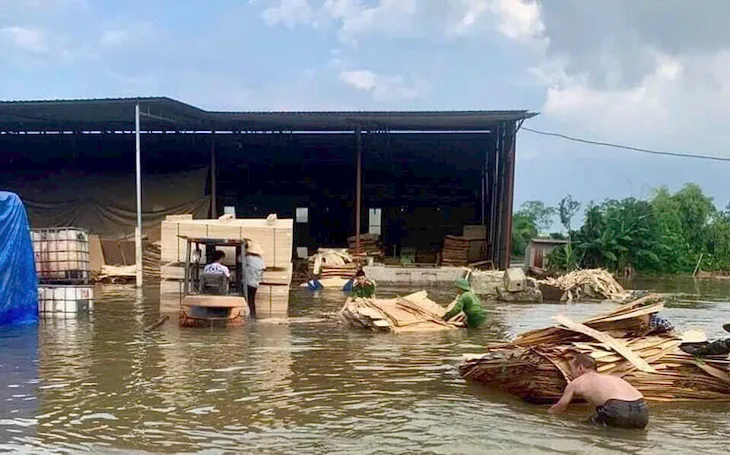 Hồ Thác Bà xả lũ lưu lượng lớn nhất gần 30 năm qua - Ảnh 4. Hồ Thác Bà xả lũ lưu lượng lớn nhất gần 30 năm qua - Ảnh 4.