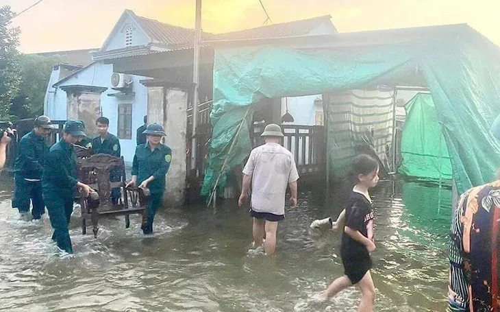 Gần 80 nhà dân và xưởng gỗ ngập úng do Thủy điện Thác Bà xả lũ - Ảnh 5. Gần 80 nhà dân và xưởng gỗ ngập úng do Thủy điện Thác Bà xả lũ - Ảnh 5.
