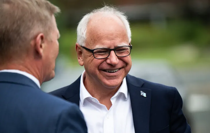 Bà Kamala Harris chọn Thống đốc Tim Walz làm “phó tướng” - Ảnh 2. Bà Kamala Harris chọn Thống đốc Tim Walz làm “phó tướng” - Ảnh 2.