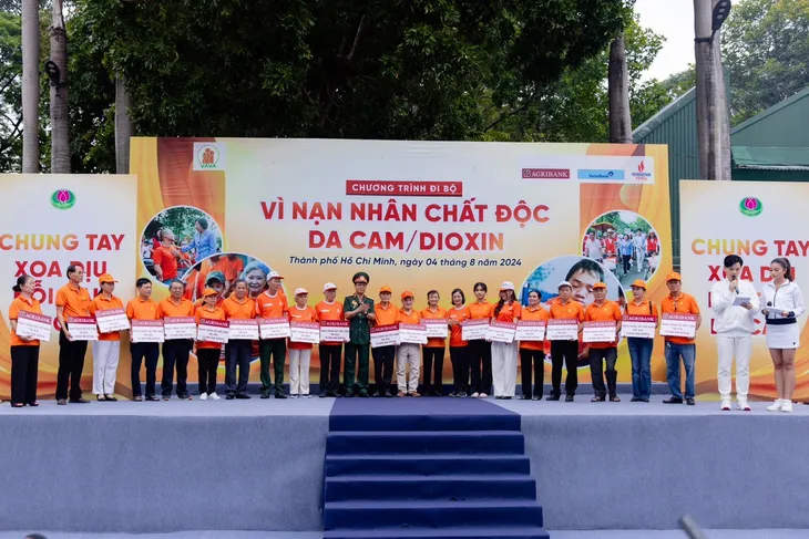 Hơn 5.000 người đi bộ đồng hành “Vì nạn nhân chất độc da cam/dioxin năm 2024” - Ảnh 4. Hơn 5.000 người đi bộ đồng hành “Vì nạn nhân chất độc da cam/dioxin năm 2024” - Ảnh 4.