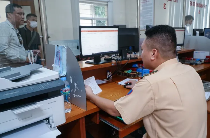 Người dân ở TP Hồ Chí Minh chính thức đăng ký xe qua VNeID - Ảnh 1. Người dân ở TP Hồ Chí Minh chính thức đăng ký xe qua VNeID - Ảnh 1.