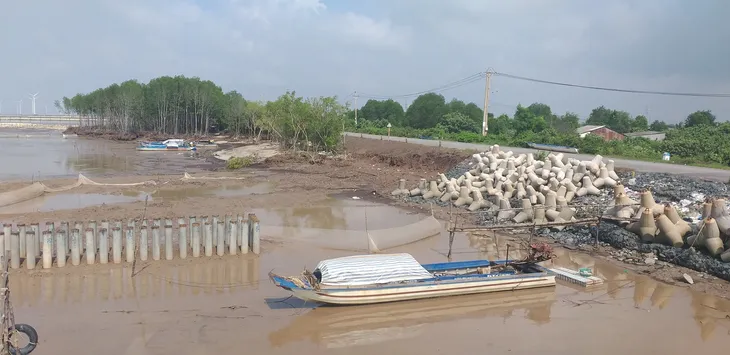 Bạc Liêu: Công bố tình huống khẩn cấp sạt lở đê biển Đông - Ảnh 1. Bạc Liêu: Công bố tình huống khẩn cấp sạt lở đê biển Đông - Ảnh 1.