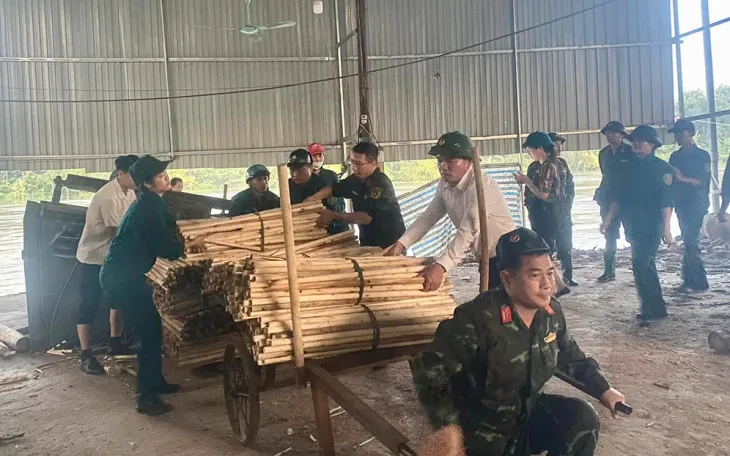 Yên Bái hỗ trợ người dân khắc phục, vệ sinh môi trường sau xả lũ - Ảnh 1. Yên Bái hỗ trợ người dân khắc phục, vệ sinh môi trường sau xả lũ - Ảnh 1.