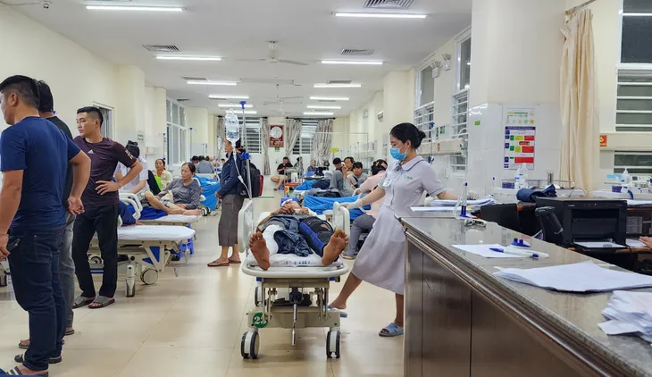 Vụ tai nạn liên hoàn làm 6 người thương vong: 3 bệnh nhân đã qua cơn nguy kịch - Ảnh 1. Vụ tai nạn liên hoàn làm 6 người thương vong: 3 bệnh nhân đã qua cơn nguy kịch - Ảnh 1.