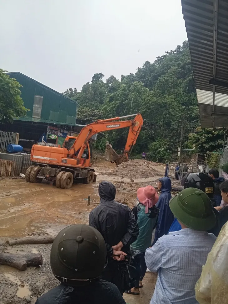 Điện Biên: Mưa lớn, sạt lở quốc lộ 12 gây ách tắc giao thông - Ảnh 3. Điện Biên: Mưa lớn, sạt lở quốc lộ 12 gây ách tắc giao thông - Ảnh 3.
