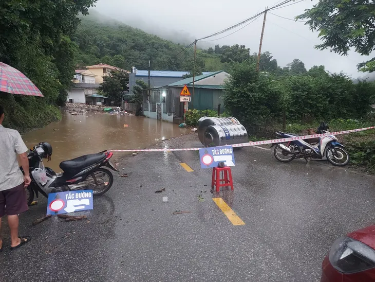 Điện Biên: Mưa lớn, sạt lở quốc lộ 12 gây ách tắc giao thông - Ảnh 1. Điện Biên: Mưa lớn, sạt lở quốc lộ 12 gây ách tắc giao thông - Ảnh 1.