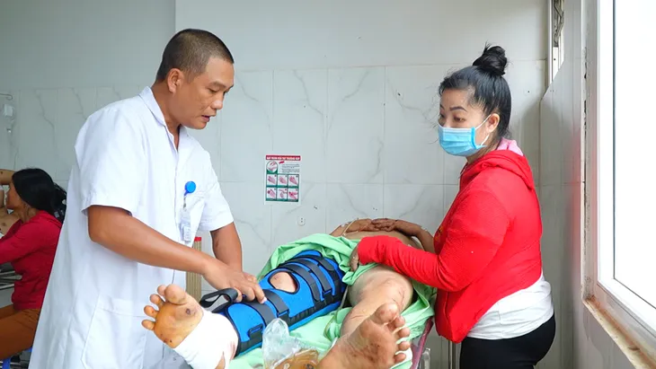Vụ tai nạn liên hoàn làm 6 người thương vong: Xác định nguyên nhân ban đầu - Ảnh 3. Vụ tai nạn liên hoàn làm 6 người thương vong: Xác định nguyên nhân ban đầu - Ảnh 3.