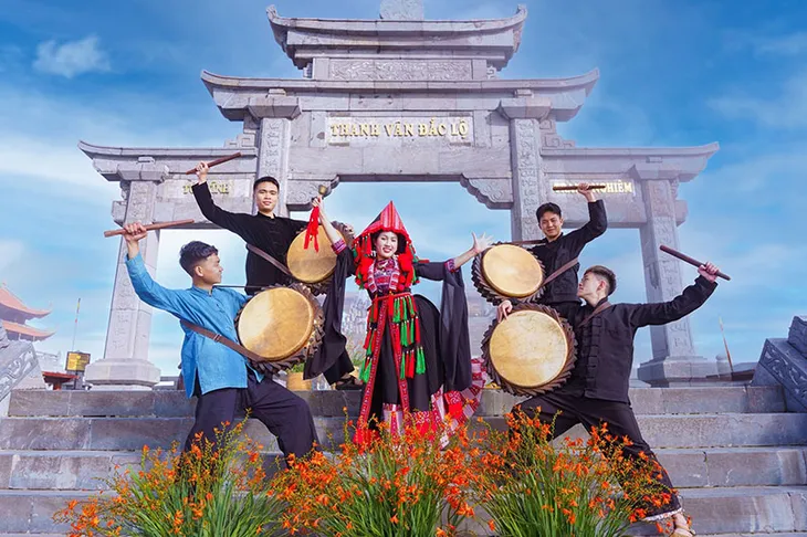 Lễ hội Hoa dơn thóc trên đỉnh Fansipan - Ảnh 2. Lễ hội Hoa dơn thóc trên đỉnh Fansipan - Ảnh 2.