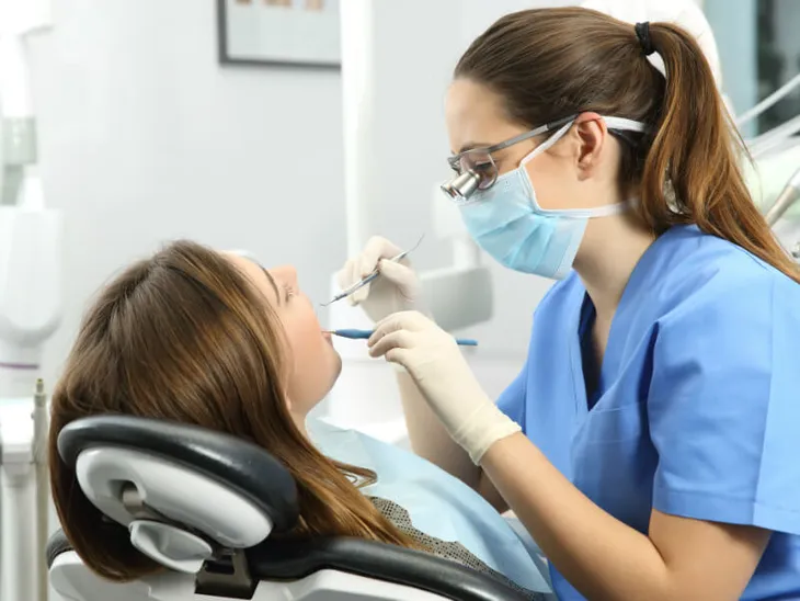 6 sai lầm về vệ sinh răng miệng bạn có thể mắc phải - Ảnh 1.