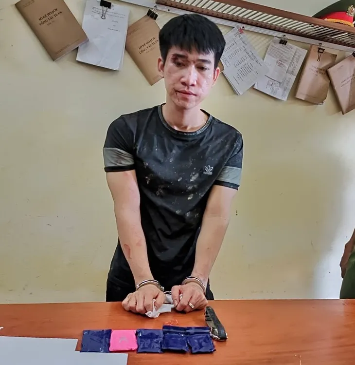Quảng Bình:  Bắt quả tang đối tượng vận chuyển trái phép gần 1000 viên ma túy - Ảnh 1.