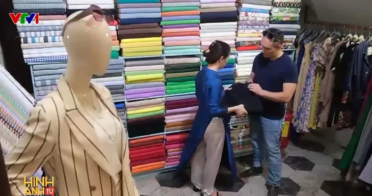 May đo quần áo “cấp tốc” ở Hội An thu hút khách Tây - Ảnh 1.
