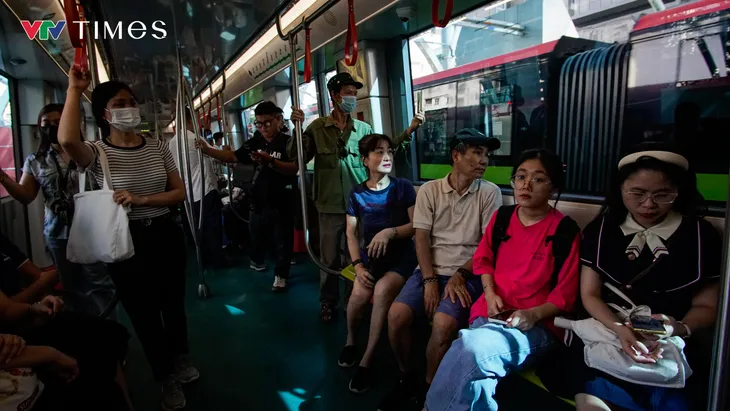 Người dân háo hức trải nghiệm đoạn trên cao Metro Nhổn - ga Hà Nội  - Ảnh 9.