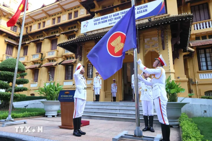 Lễ thượng cờ kỷ niệm 57 năm Ngày thành lập ASEAN - Ảnh 2. Lễ thượng cờ kỷ niệm 57 năm Ngày thành lập ASEAN - Ảnh 2.