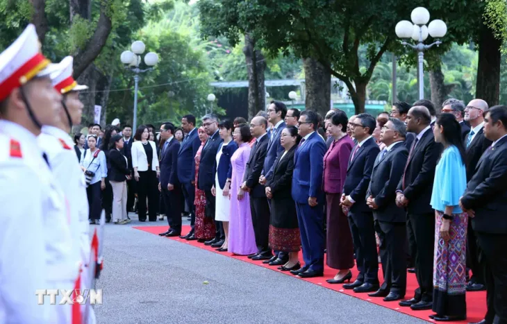 Lễ thượng cờ kỷ niệm 57 năm Ngày thành lập ASEAN - Ảnh 4. Lễ thượng cờ kỷ niệm 57 năm Ngày thành lập ASEAN - Ảnh 4.