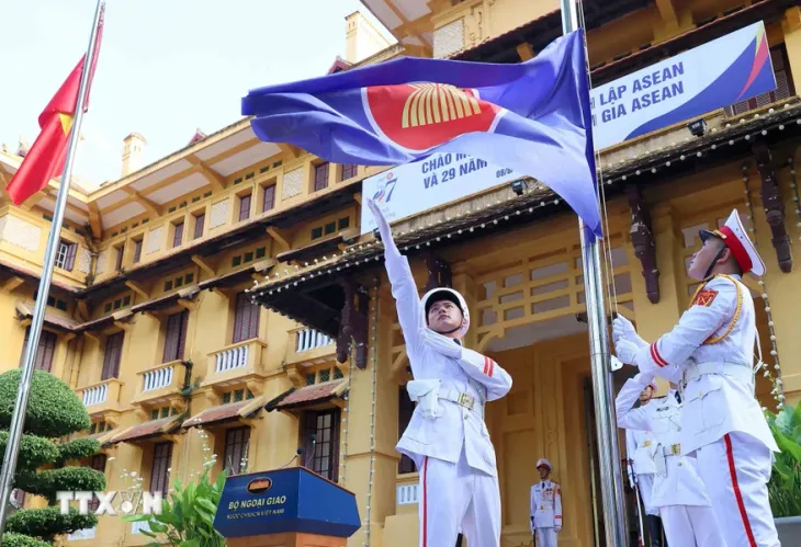 Lễ thượng cờ kỷ niệm 57 năm Ngày thành lập ASEAN - Ảnh 3. Lễ thượng cờ kỷ niệm 57 năm Ngày thành lập ASEAN - Ảnh 3.