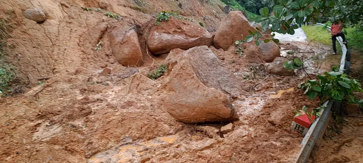 Bình Thuận: 1 người chết do lũ cuốn, sạt lở nặng đèo Tà Pứa - Ảnh 3.