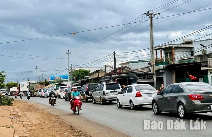 Quốc lộ 26 quá tải, tiềm ẩn nguy cơ mất trật tự an toàn giao thông - Ảnh 1. Quốc lộ 26 quá tải, tiềm ẩn nguy cơ mất trật tự an toàn giao thông - Ảnh 1.