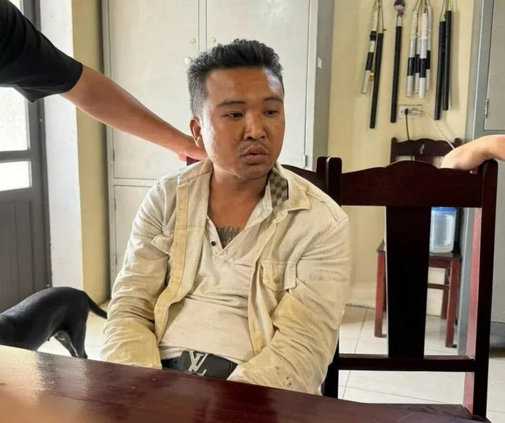 Nam thanh niên cướp điện thoại của cô gái trẻ giữa ban ngày - Ảnh 2. Nam thanh niên cướp điện thoại của cô gái trẻ giữa ban ngày - Ảnh 2.