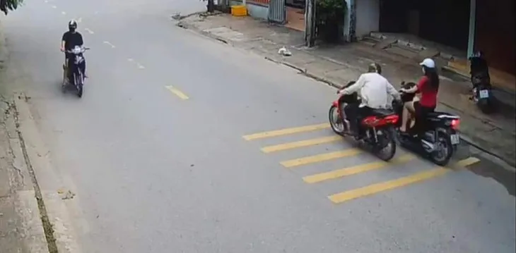 Nam thanh niên cướp điện thoại của cô gái trẻ giữa ban ngày - Ảnh 1. Nam thanh niên cướp điện thoại của cô gái trẻ giữa ban ngày - Ảnh 1.