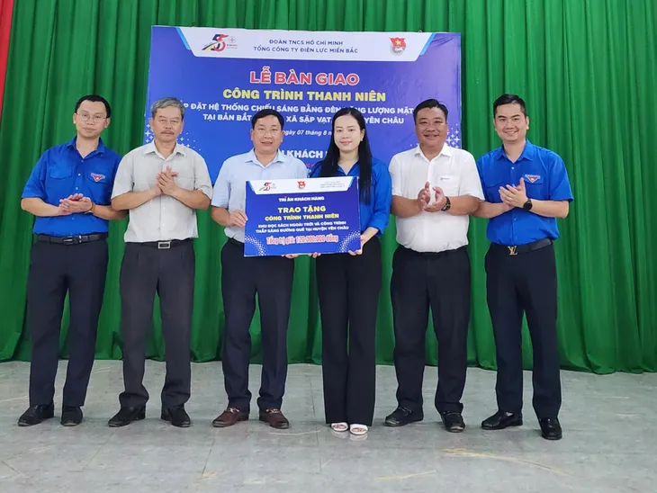 Công trình thanh niên thắp sáng đường quê - Ảnh 1. Công trình thanh niên thắp sáng đường quê - Ảnh 1.