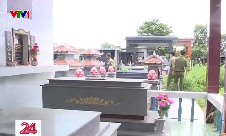 Hàng trăm ngôi mộ xây trái phép giữa thành phố - Ảnh 1. Hàng trăm ngôi mộ xây trái phép giữa thành phố - Ảnh 1.