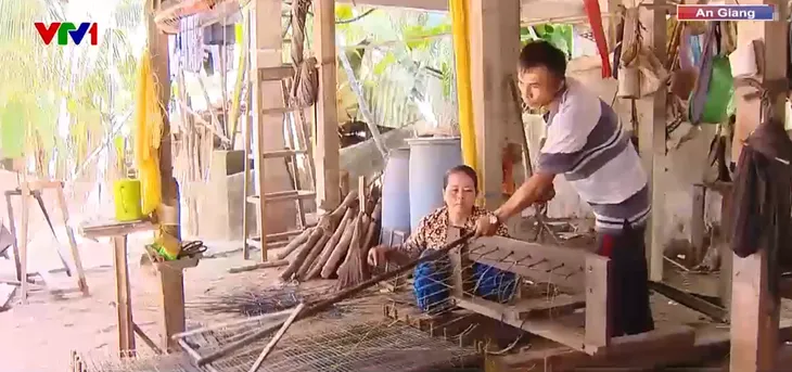 Sôi động làng nghề làm lọp tôm mùa lũ - Ảnh 1. Sôi động làng nghề làm lọp tôm mùa lũ - Ảnh 1.