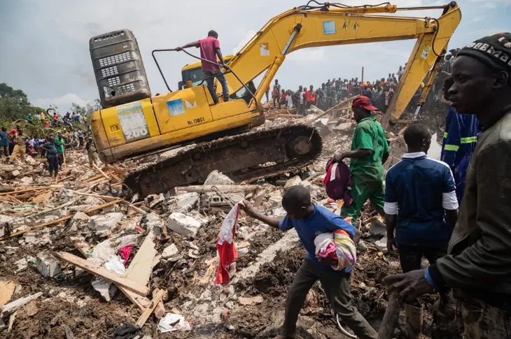Sạt lở bãi rác ở thủ đô Uganda khiến 13 người thiệt mạng, nhiều người bị mắc kẹt - Ảnh 1. Sạt lở bãi rác ở thủ đô Uganda khiến 13 người thiệt mạng, nhiều người bị mắc kẹt - Ảnh 1.