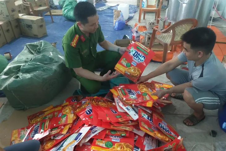 Bắt quả tang 2 cơ sở sản xuất nước giặt giả, thu lời bất chính hàng trăm triệu đồng - Ảnh 2. Bắt quả tang 2 cơ sở sản xuất nước giặt giả, thu lời bất chính hàng trăm triệu đồng - Ảnh 2.