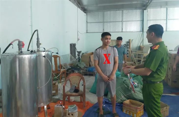 Bắt quả tang 2 cơ sở sản xuất nước giặt giả, thu lời bất chính hàng trăm triệu đồng - Ảnh 3. Bắt quả tang 2 cơ sở sản xuất nước giặt giả, thu lời bất chính hàng trăm triệu đồng - Ảnh 3.
