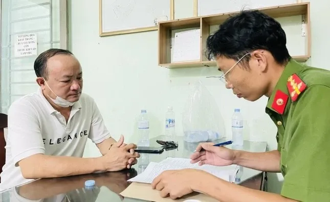 Tạm giữ người đàn ông cầm khúc xương bò đập vỡ kính xe, bắt tài xế quỳ van xin - Ảnh 1. Tạm giữ người đàn ông cầm khúc xương bò đập vỡ kính xe, bắt tài xế quỳ van xin - Ảnh 1.