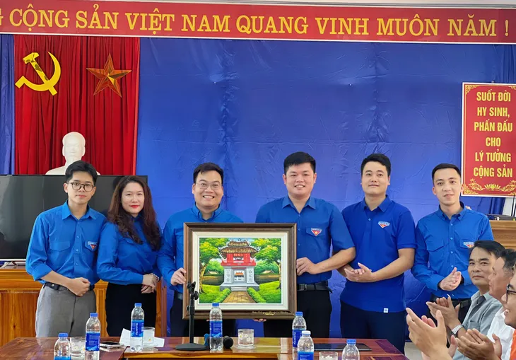 Thanh niên mang yêu thương từ thủ đô lên miền Tây Bắc - Ảnh 4.